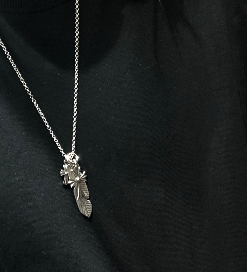 Ch*0me He**ts necklaces